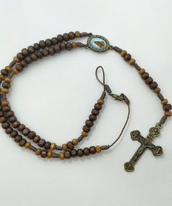 Terço de pescoço com contas em  madeira nº 6 na cor marrom escuro